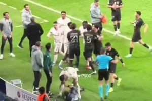 其他人都在打架，只有恩佐却牵起球童查看他是否安好