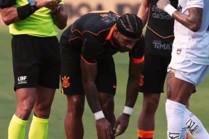 都是巴萨旧将！内马尔调皮踢走皮球，德佩无奈捡球一把推开