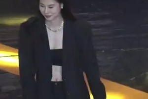 让人眼前一亮！王思雨这身西服+抹胸的造型很飒啊！