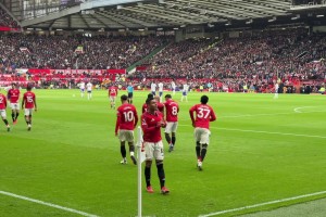 卡塞米罗进球后指向胸口的曼联队徽，大家这一刻心里有很多不舍吧