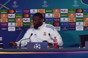 细节满满！赛前发布会刚结束，吕迪格迫不及待带走饮料准备开斋