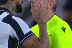 果然是世界最强壮裁判，球员贴脸怒喷一点也不虚