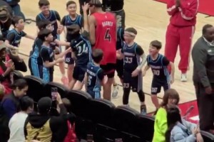 太搞猛龙小球迷互动时跳起打了巴恩斯脑袋一巴掌，后者都懵了