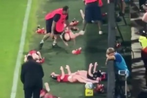 别出心裁！罗萨里奥球迷狂丢