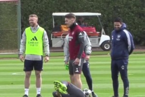 萨利巴训练中装伤，阿尔特塔一查看他立马蹦起来