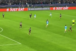 代表作！名场面：那不勒斯球迷镜头下，莱奥一条龙爆破送助攻！