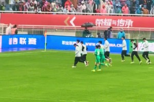 值得学习！网友晒实拍：京鲁大战结束后，国安球员在济南奥体加练