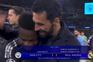 感情深！实拍：阿韦洛亚像对待亲生儿子一样照顾维尼修斯~