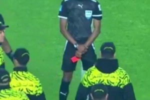 看谁敢来闹…！非洲裁判吹响终场哨后，马上掏出红牌等着