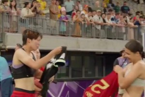 眼含热泪！邵子钦与偶像切尔西名宿科尔交换球衣