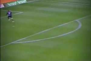 居莱尔两年前错失的中场吊射，如今两年后实现了