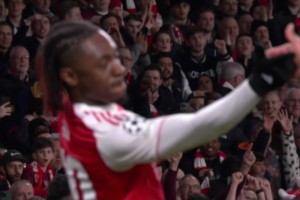 天外飞仙！埃泽凌空爆射世界波燃爆全场！枪手总比分2-1药厂！