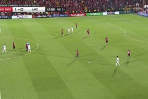 罕见发火！孙兴慜遭对手恶意飞铲后暴怒回击，场面一度失控染黄