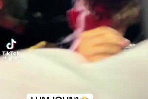 道曼在酋长球场外为球迷签名，道曼的母亲说：你该去上学了！