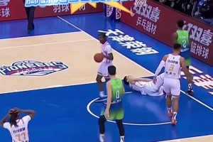 CBA惊现保罗乔治式断腿！球员倒地痛苦捂脸