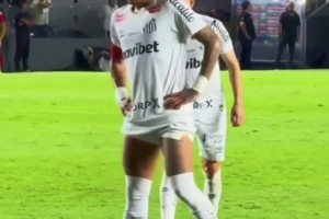 内马尔点射破门后冲上看台庆祝吃黄牌，他真的太想证明自己了！