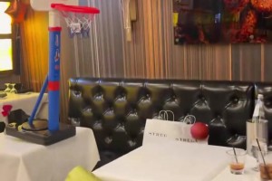 库里饭后节目！餐厅隐藏活动：投篮消食