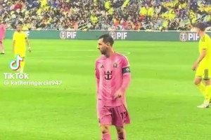 现场球迷喊话梅西：你是因凡蒂诺的男朋友，他把世界杯送给你了！