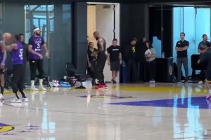 尴尬一幕！名场面：詹姆斯和浓眉此前队内训练比拼三分！