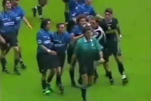 网友：这次曼联球迷应该深刻体会到了当年国米球迷的愤怒