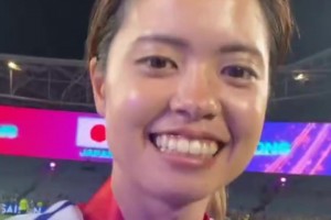 卖萌！日本女足队长长谷川唯赛后庆祝：我们夺冠了 ！耶耶耶！