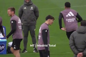 姆巴佩穿裆过掉了马斯坦图诺和琼阿梅尼，维尼修斯上前击掌大笑~