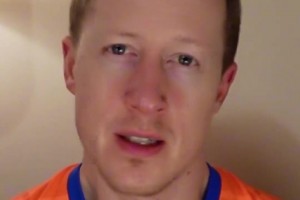 英语对话！阿诺德和维尼修斯直播连麦开黑，队名半天对不上~