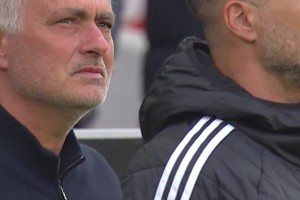 铁汉柔情！在为老搭档西尔维诺·卢罗默哀时，穆里尼奥动情落泪