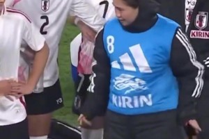 日本女足国脚长野风花场边搞怪~披着卫衣帽跳起神秘舞蹈逗乐队友