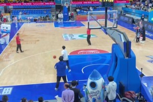 姿势美如画！CBA现场球迷三分命中后，非常兴奋！