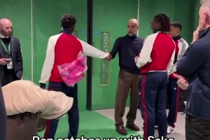 聊啥呢？瓜迪奥拉与萨卡、埃泽和加布里埃尔交谈