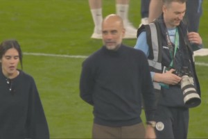 好看颁奖结束后，瓜迪奥和大女儿玛丽亚在一起拍照、闲聊