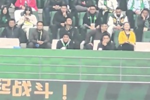 心系球队！实拍：前国安总经理李明现身工体观看京沪大战