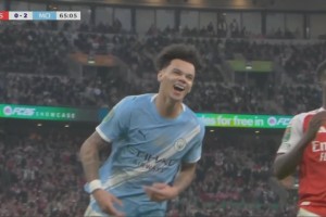 4分钟两连击！奥赖利头球破门梅开二度！曼城2-0领先枪手！