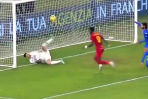 连防守球员都开始看门将表演！门将三连扑救合集！