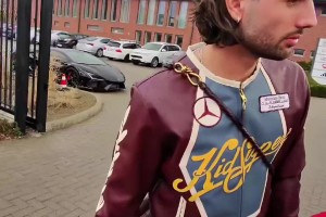 太帅了！索博抵达匈牙利国家队集训营给球迷签名