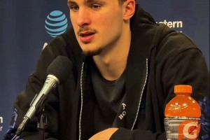 弗拉格被问看到穆迪伤势情况时:”这对他很难，我一直为他祈祷！