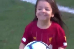 萨拉赫女儿小萌娃神准破门，萨拉赫欣慰的笑着