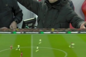 这就是足球电影！萨拉赫冲刺，瓜帅滑倒，渣叔庆祝！