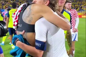 两位传奇中场！魔笛&J罗赛后热聊，让球迷想起曾经皇马黄金岁月