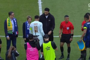 跨界助阵！NBA球星塔图姆为法国vs巴西掷硬币挑边！