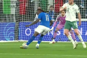 意大利再下一城！基恩禁区内停球晃开防守推射破门！