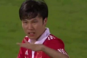 神之暂停！当年邓卓翔“落叶球”绝杀法国，门将依旧是洛里！