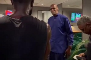 代言人！杰伦布朗与帕里什探讨武术，并交流了帕里什80年代的书！