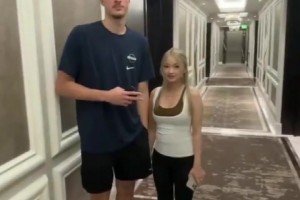 最萌身高差？小姐姐在美国住酒店偶遇弗拉格和队友们