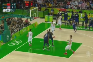 又成背景板？名场面：赵继伟奥运会晃倒乔治！