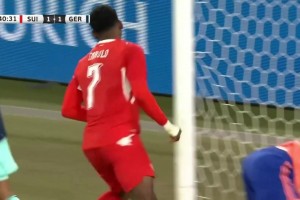 威德默右路传中助攻，恩博洛头球冲顶破门！