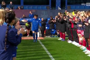 埃弗顿女足vs利物浦女足赛前，双方球员为5名日本女足国脚列队