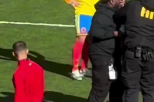 实拍：姆巴佩为了让一个孩子和他合影，竟然和保安争论起来