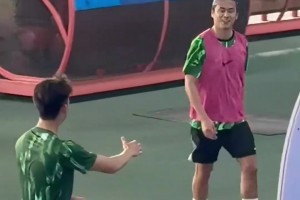国足锋线组合PK！实拍：浙江vs国安赛前王钰栋和张玉宁击掌